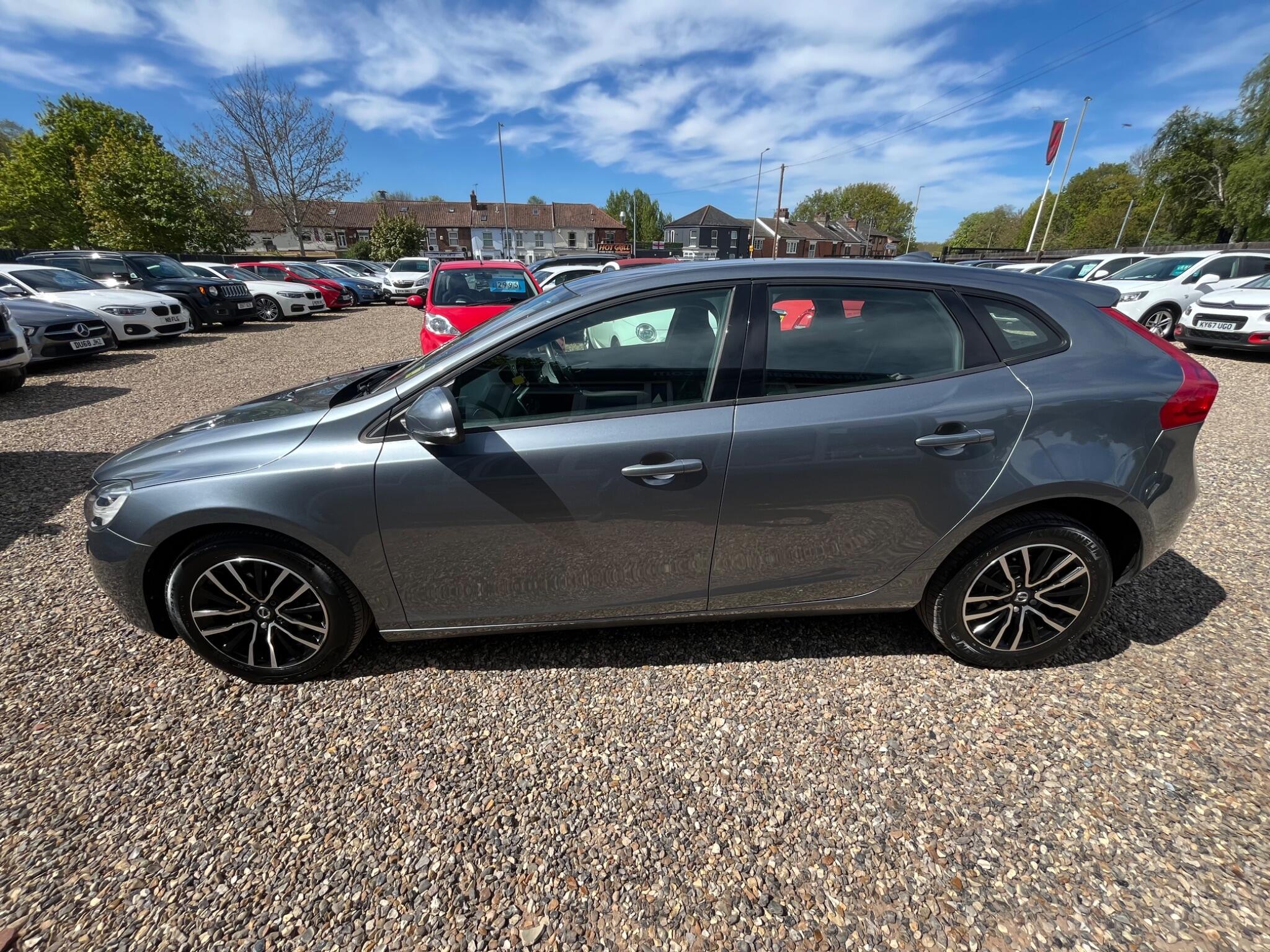 Volvo V40 view 9