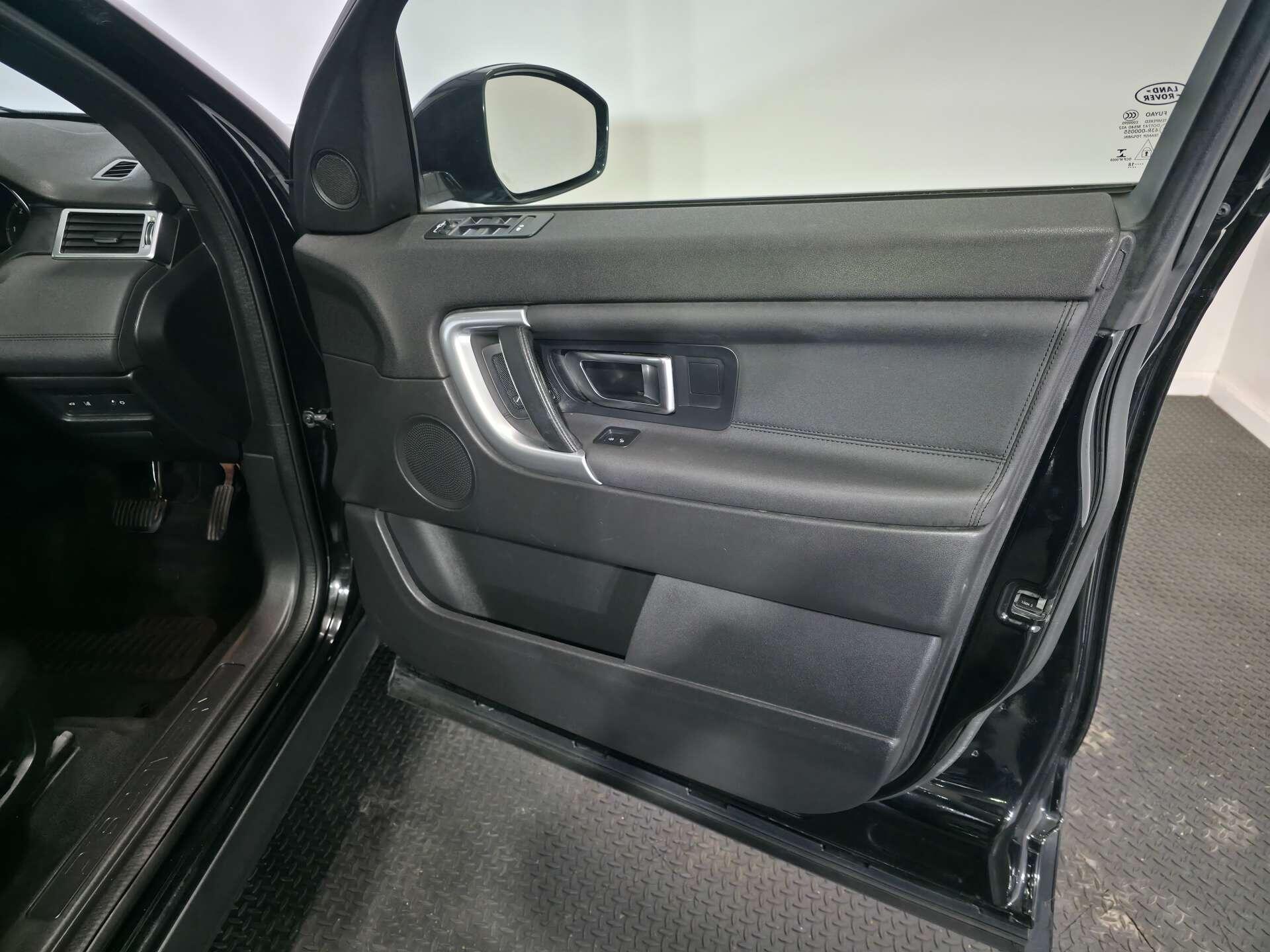 Land Rover Discovery Sport view 30
