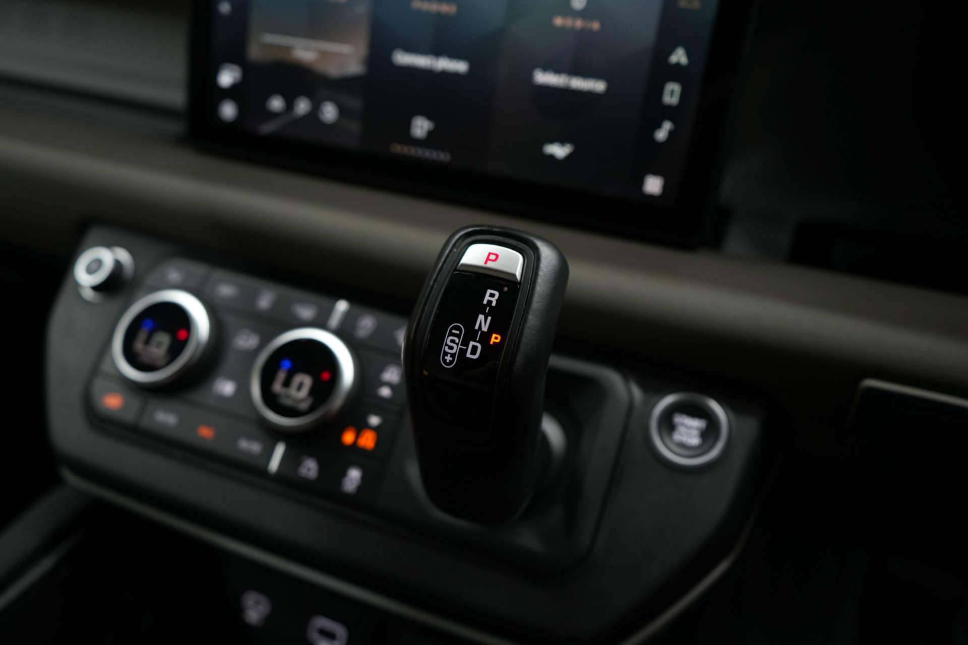 Land Rover Defender view 29