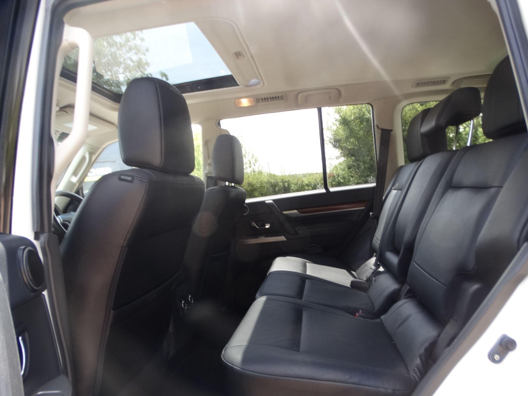 Mitsubishi Shogun view 12