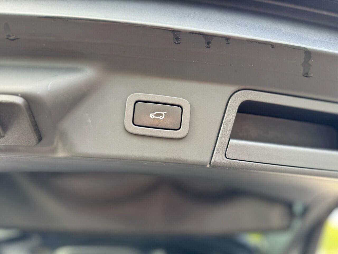 Land Rover Range Rover Velar view 35