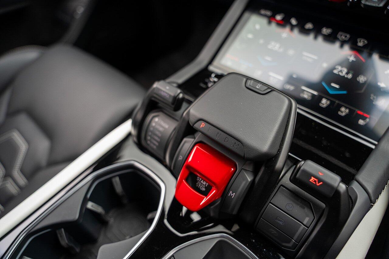 Lamborghini Urus view 90