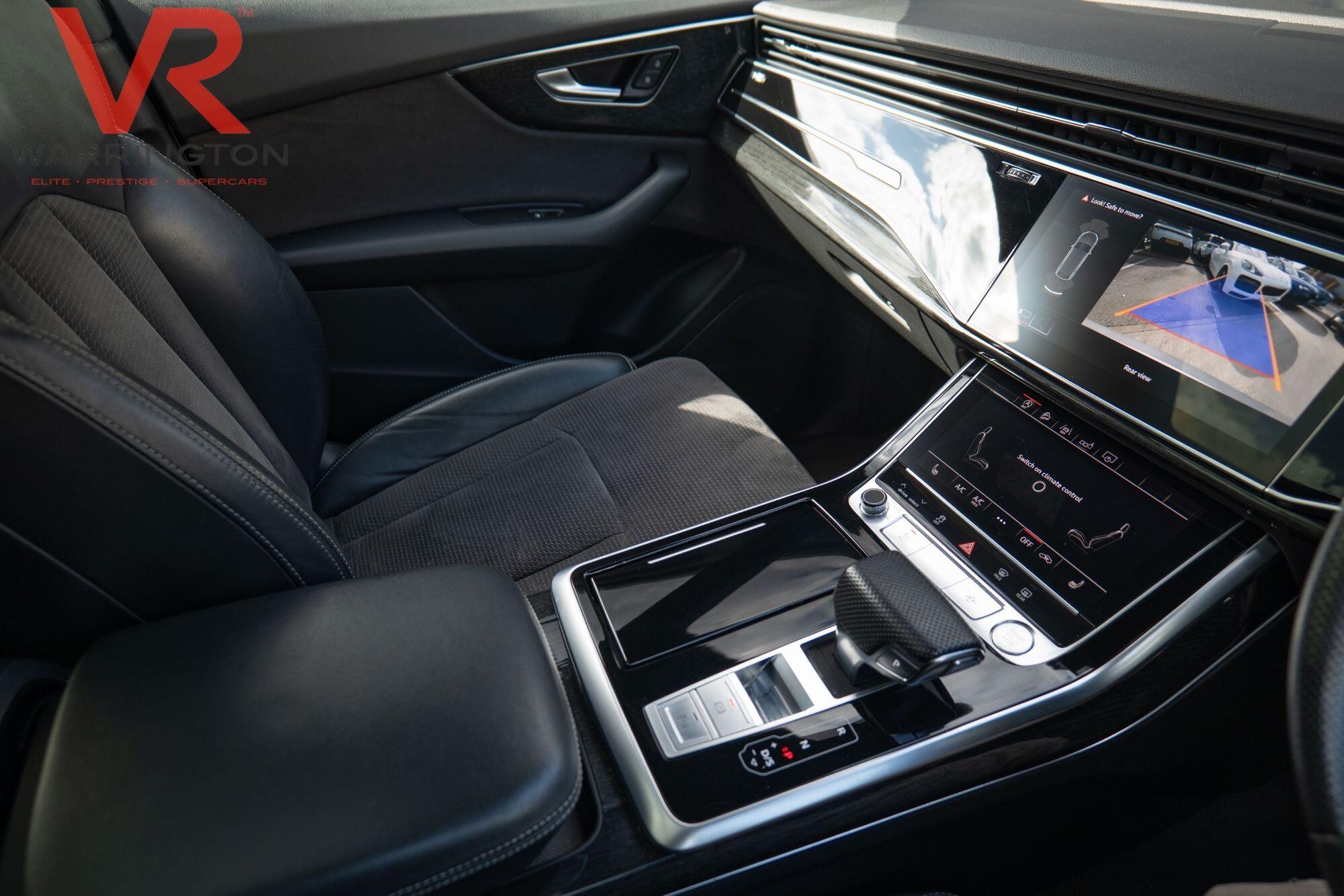 Audi Q8 view 24