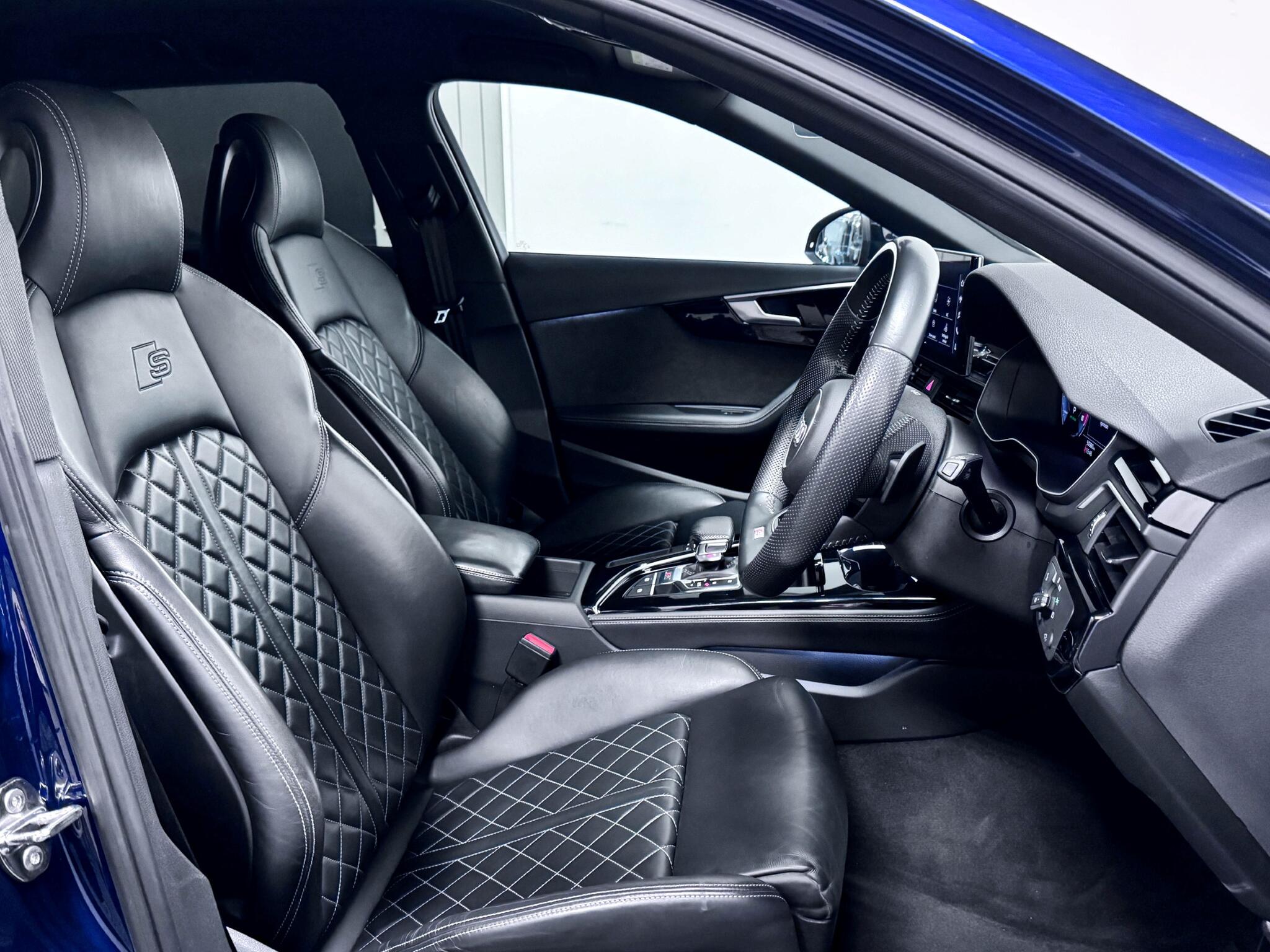 Audi S4 view 22