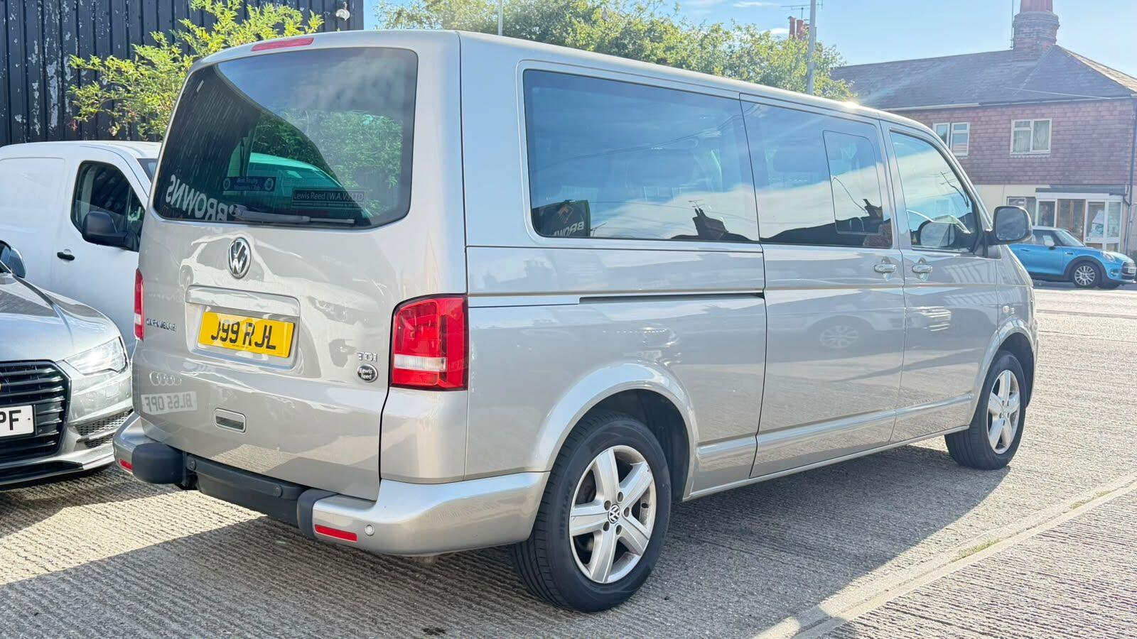 Volkswagen Caravelle view 3