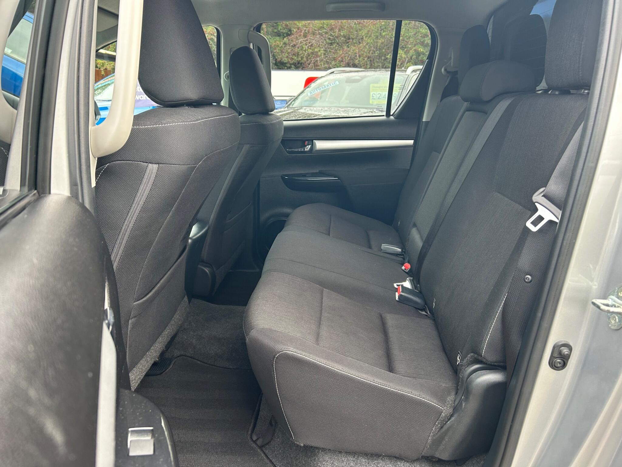 Toyota Hilux view 50