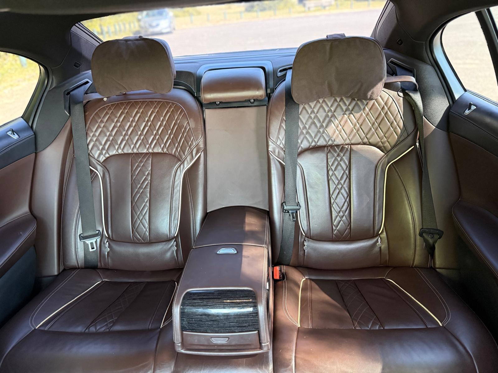 BMW 7 Series view 32