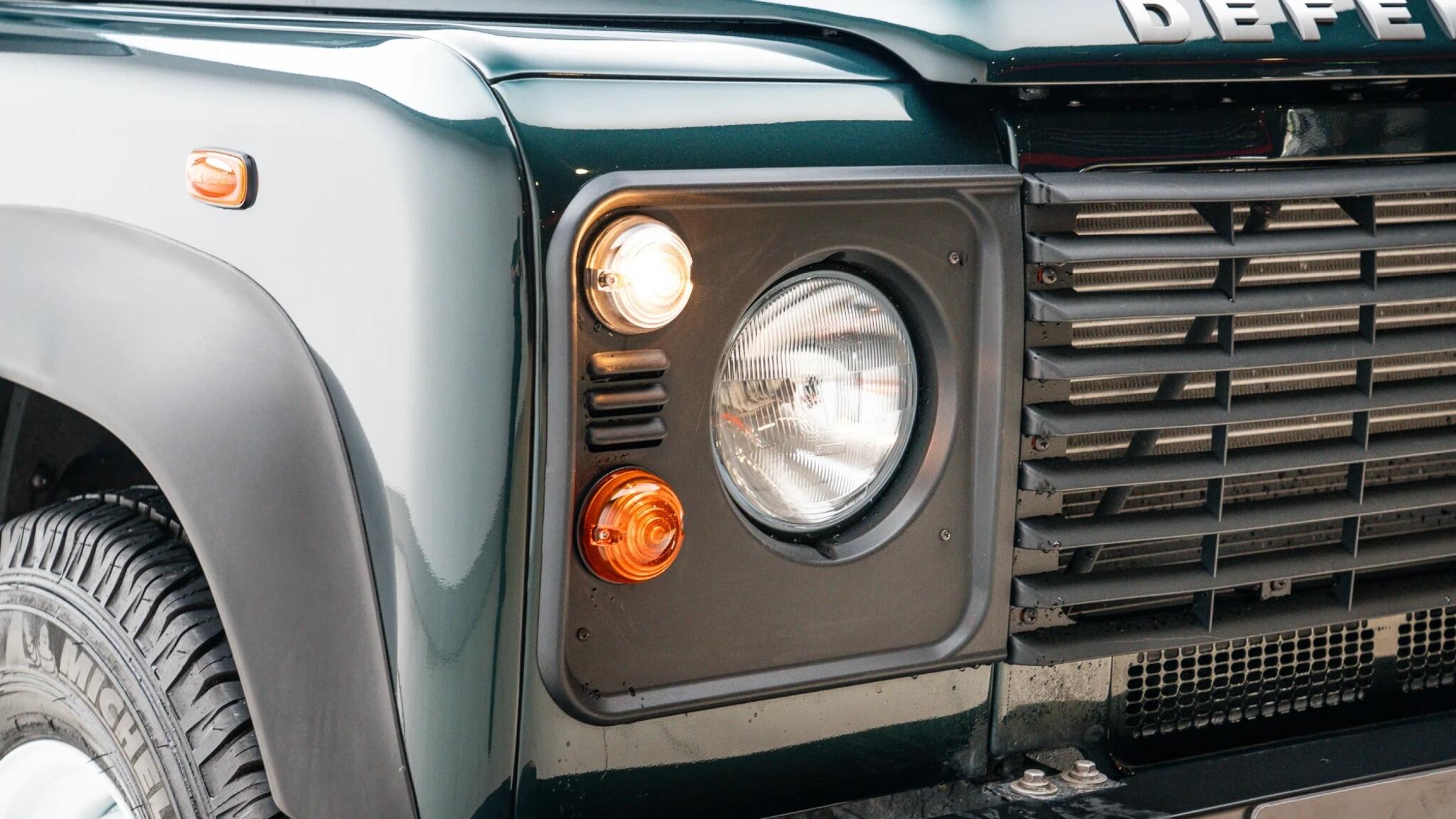 Land Rover Defender 90 view 21