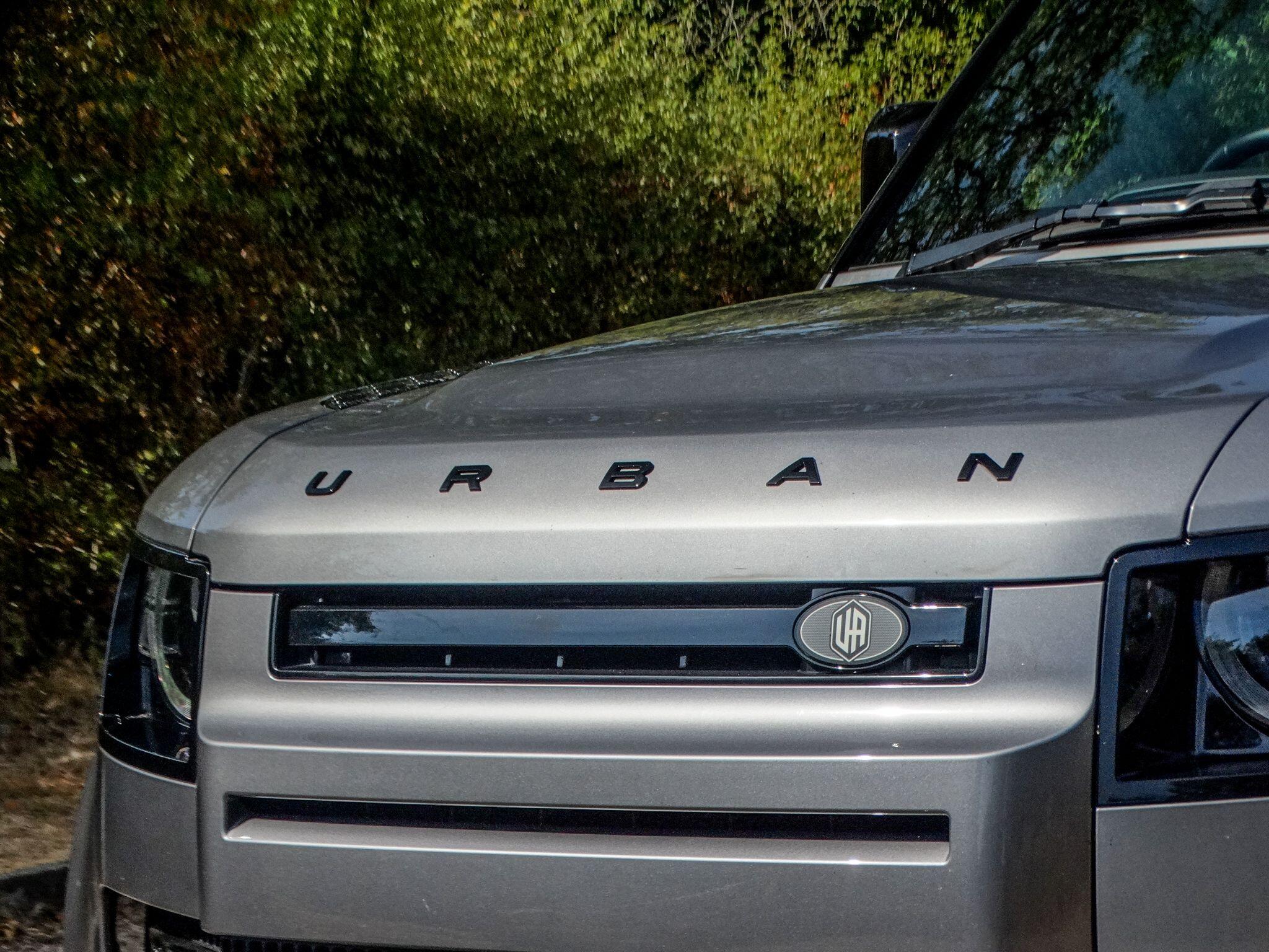 Land Rover Defender 110 view 9