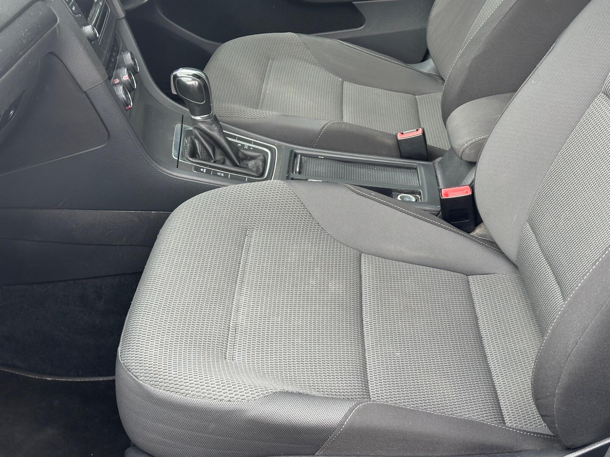 Volkswagen Golf view 9