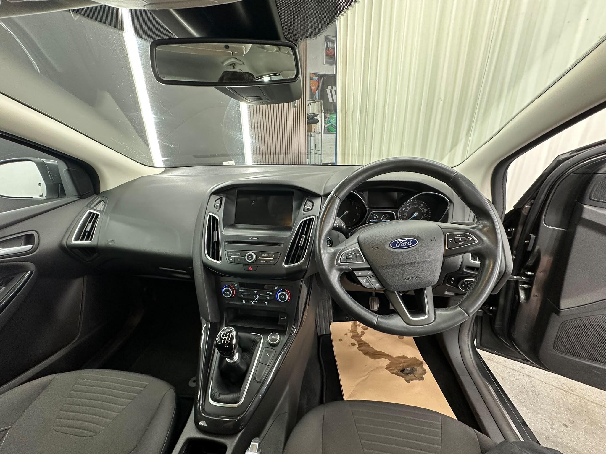 Ford Focus view 32