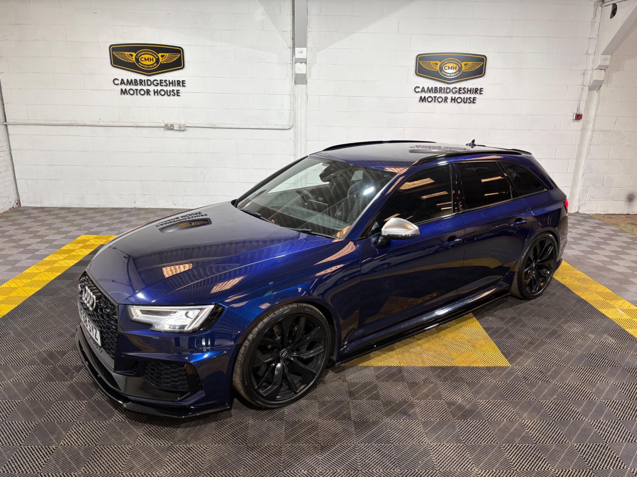 Audi RS4 Avant view 32