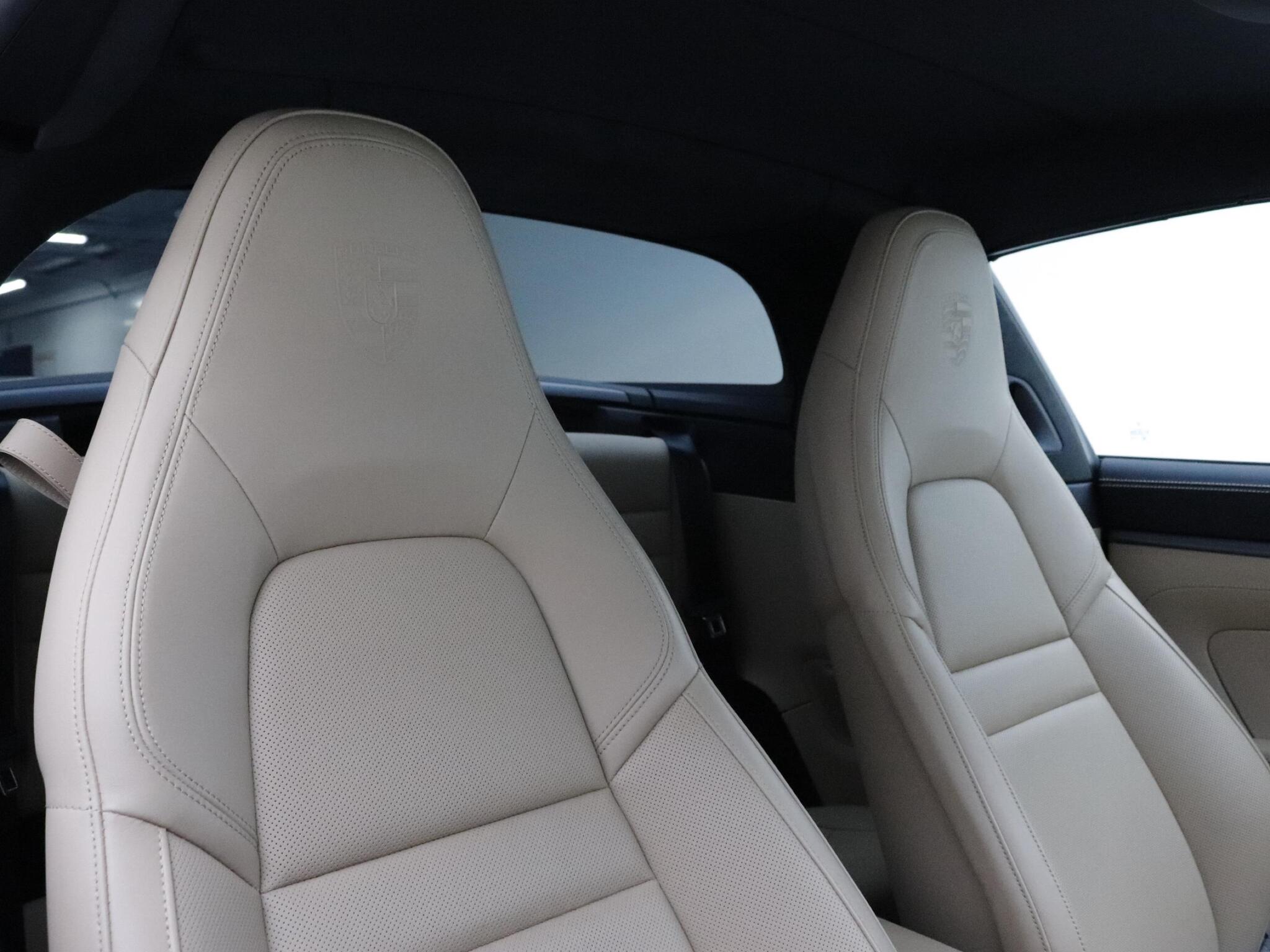 Porsche 911 view 33