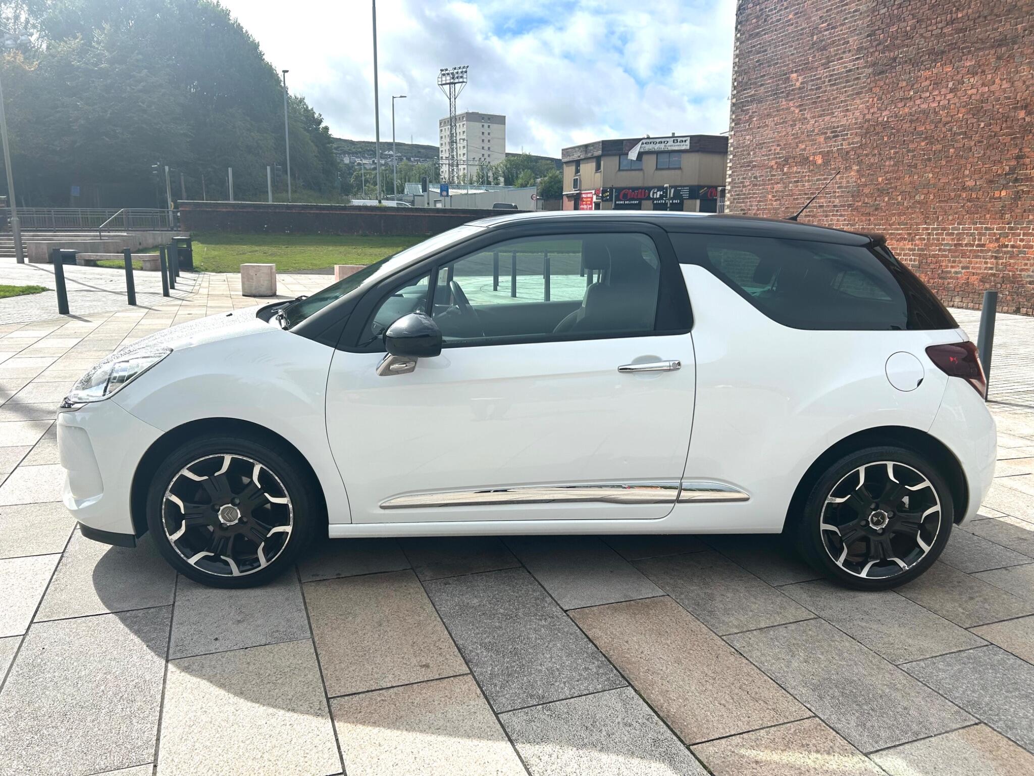 DS Automobiles DS 3 view 9