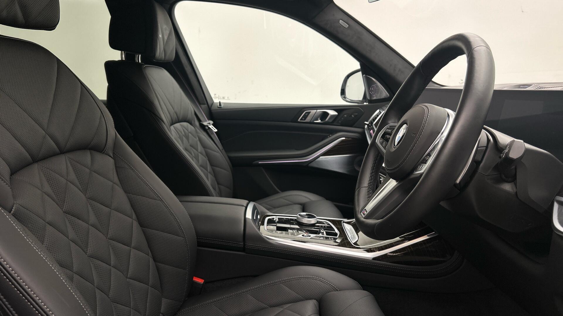 BMW X7 view 11