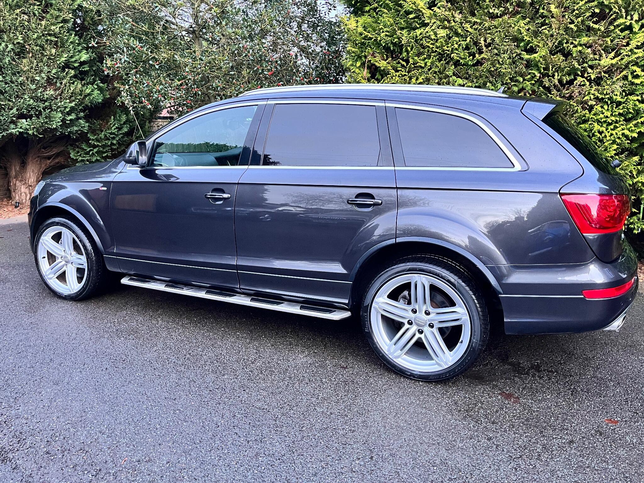 Audi Q7 view 9