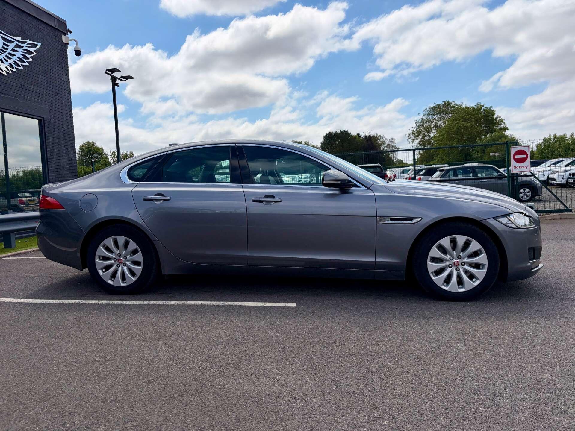 Jaguar XF view 9