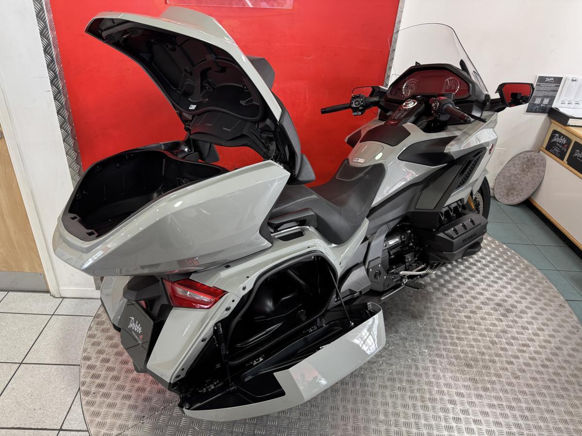 Honda GL1800 Gold Wing view 8