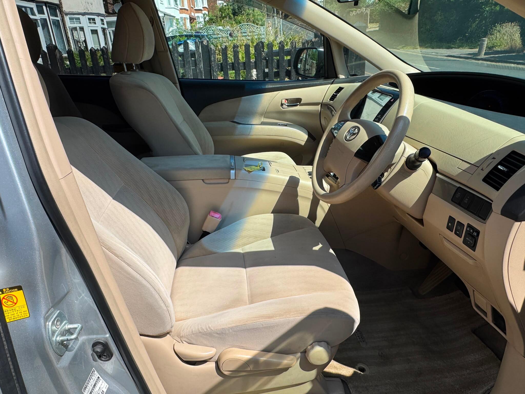 Toyota Estima view 14