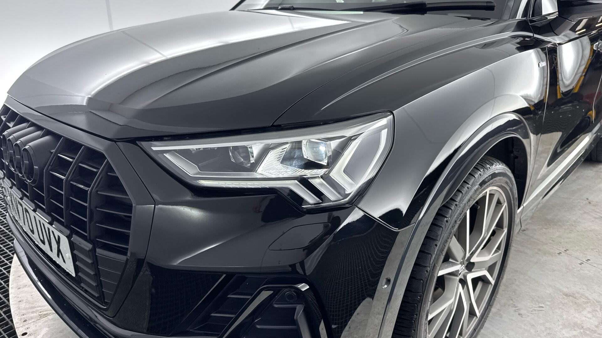 Audi Q3 view 30