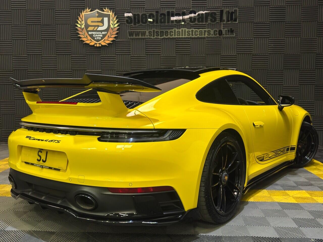 Porsche 911 view 35
