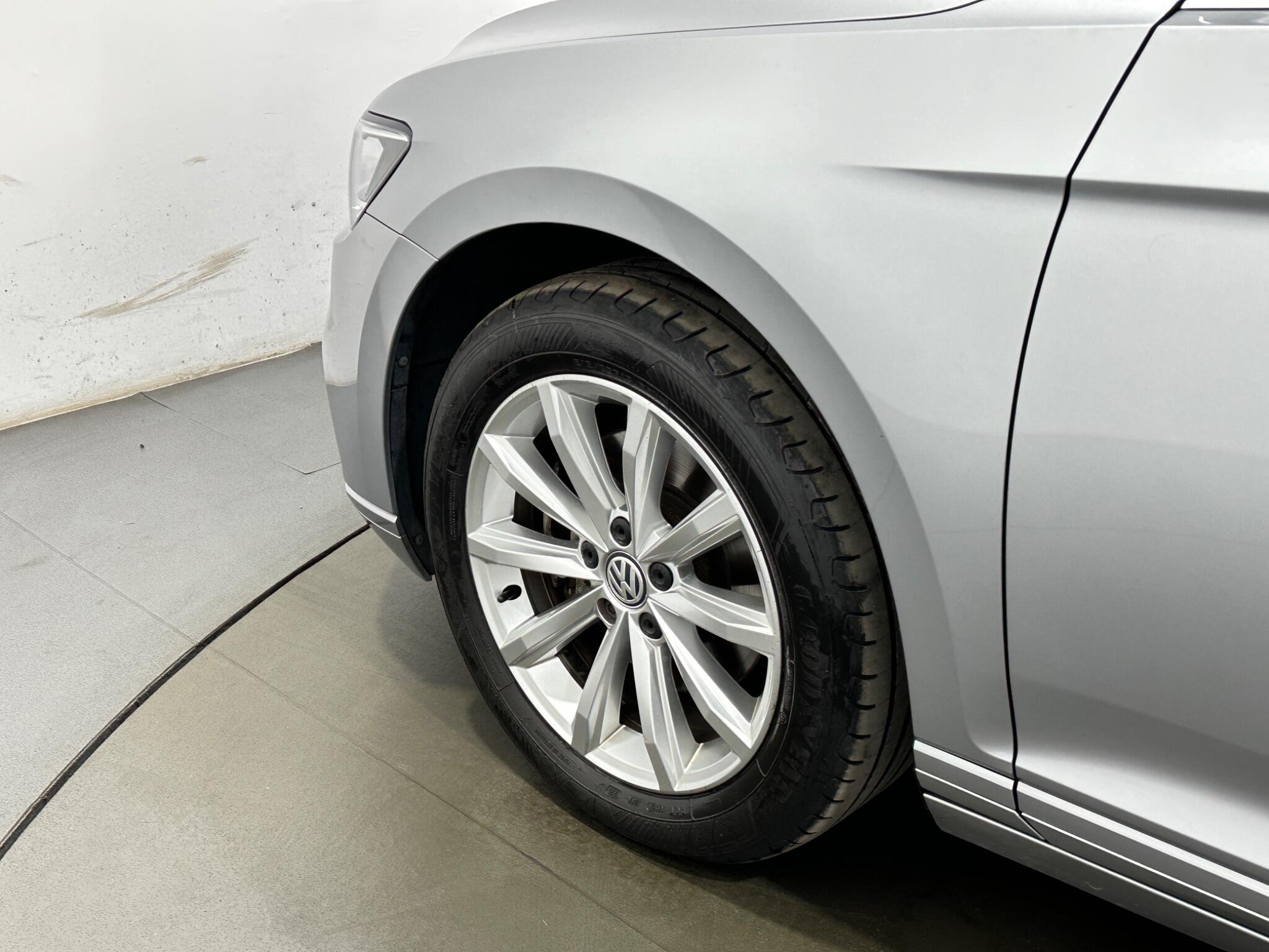 Volkswagen Passat view 49