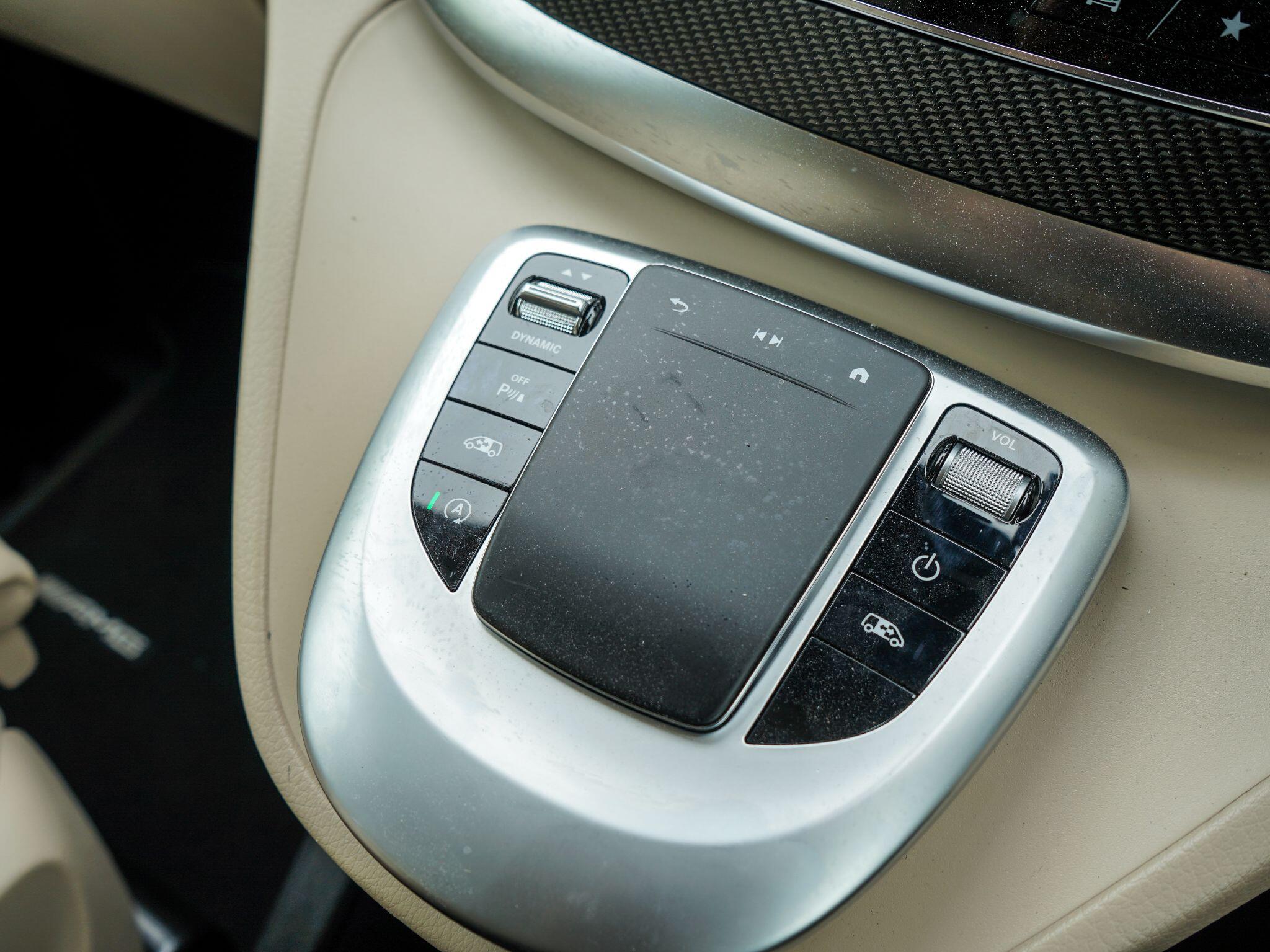 Mercedes-Benz V Class view 32