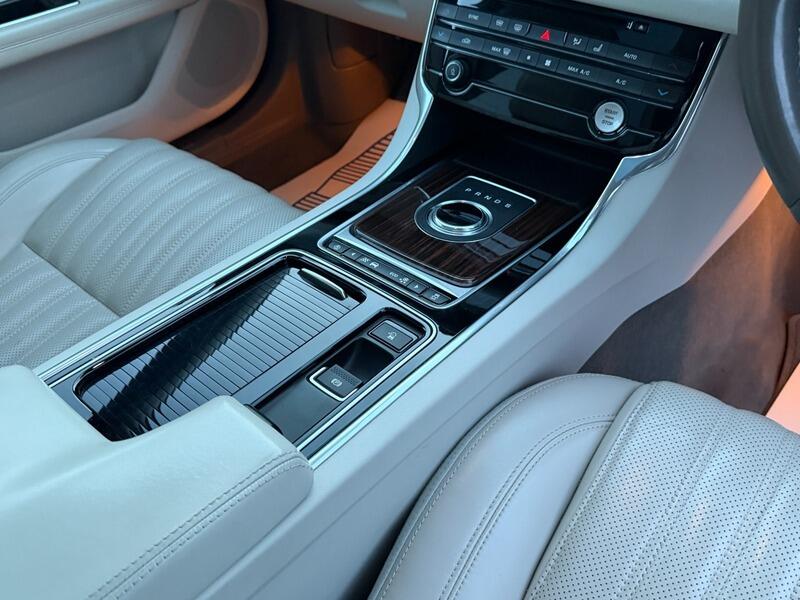 Jaguar XF view 36