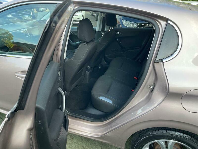 2013 Peugeot 208 image 35
