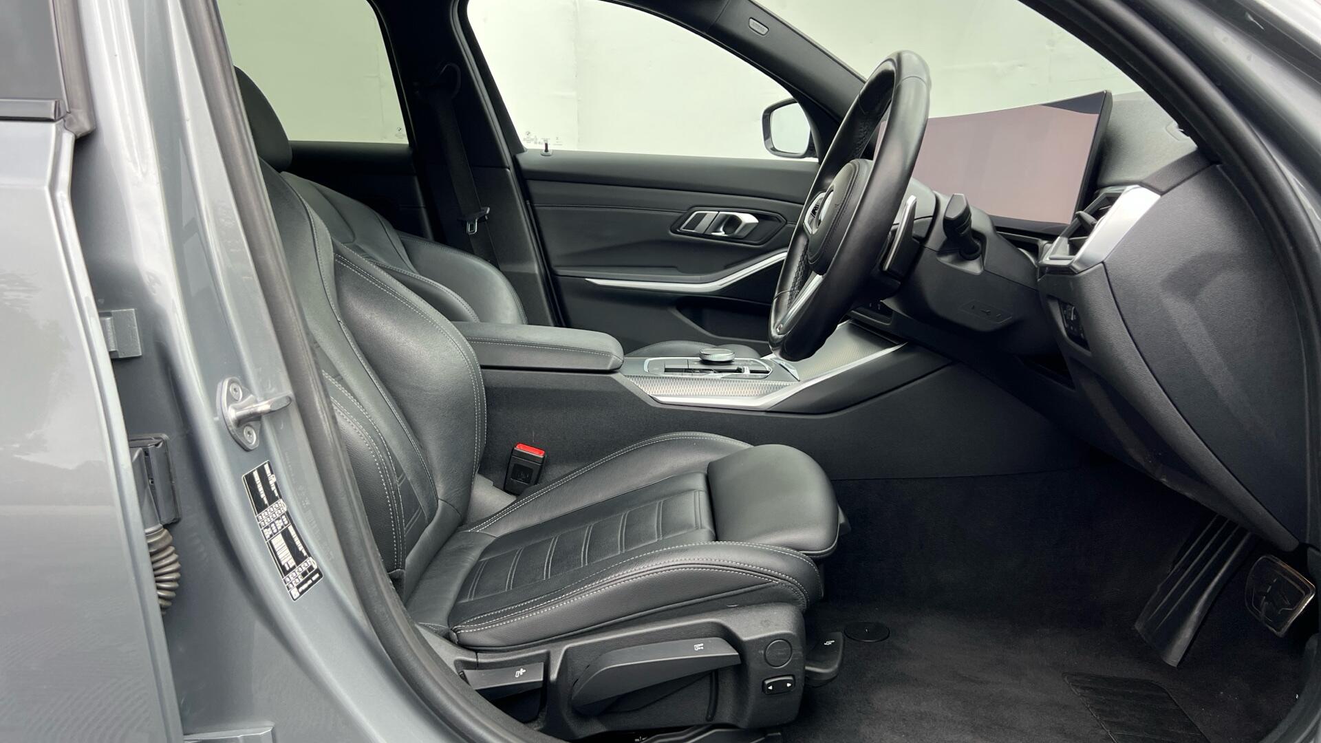 BMW 3 Series view 11