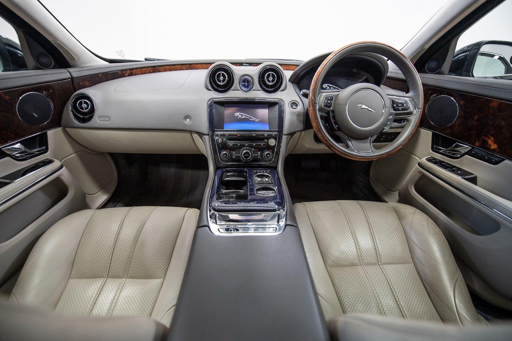 Jaguar XJ view 16