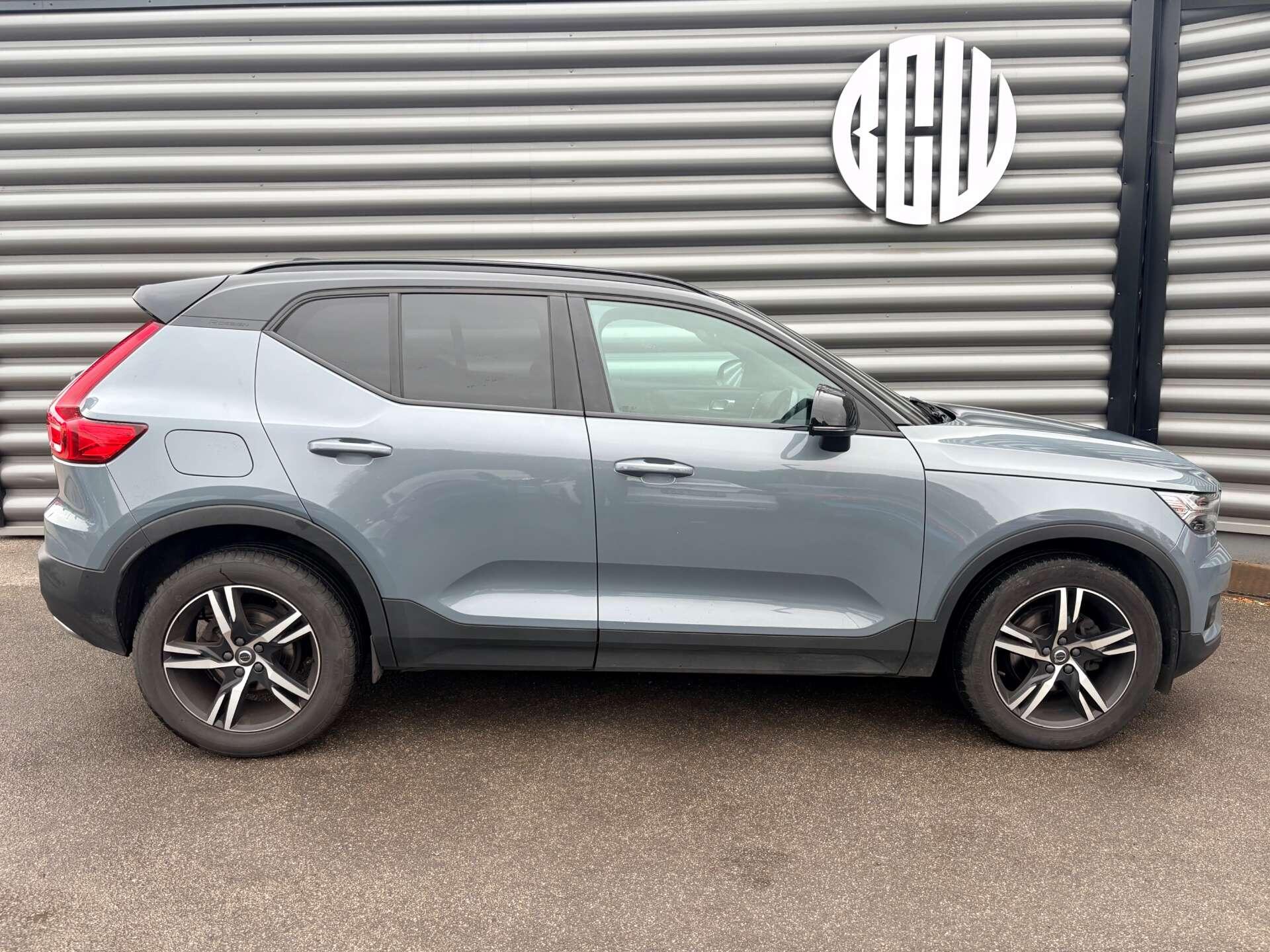 Volvo XC40 view 2