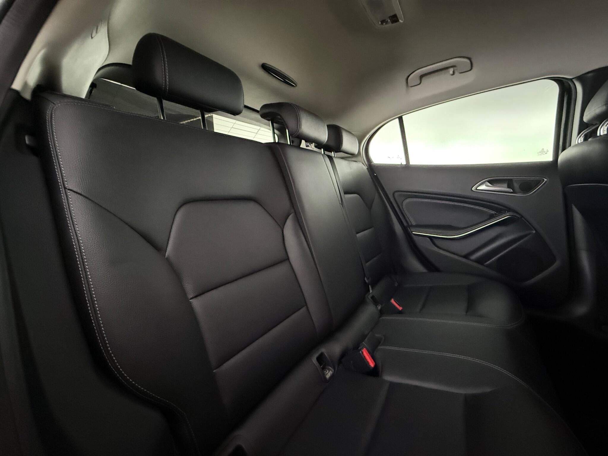 Mercedes-Benz Gla view 33
