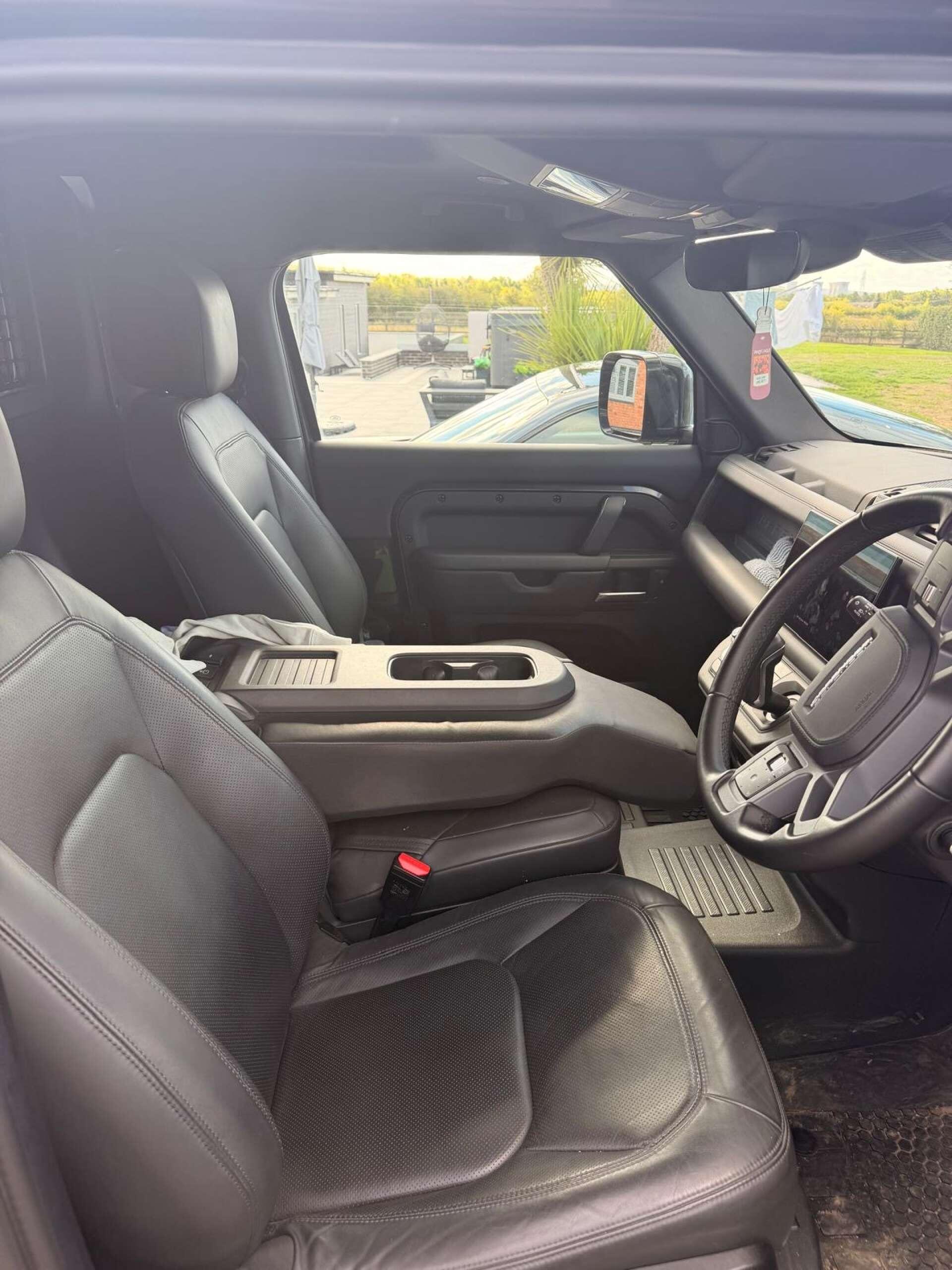 Land Rover Defender 90 view 9