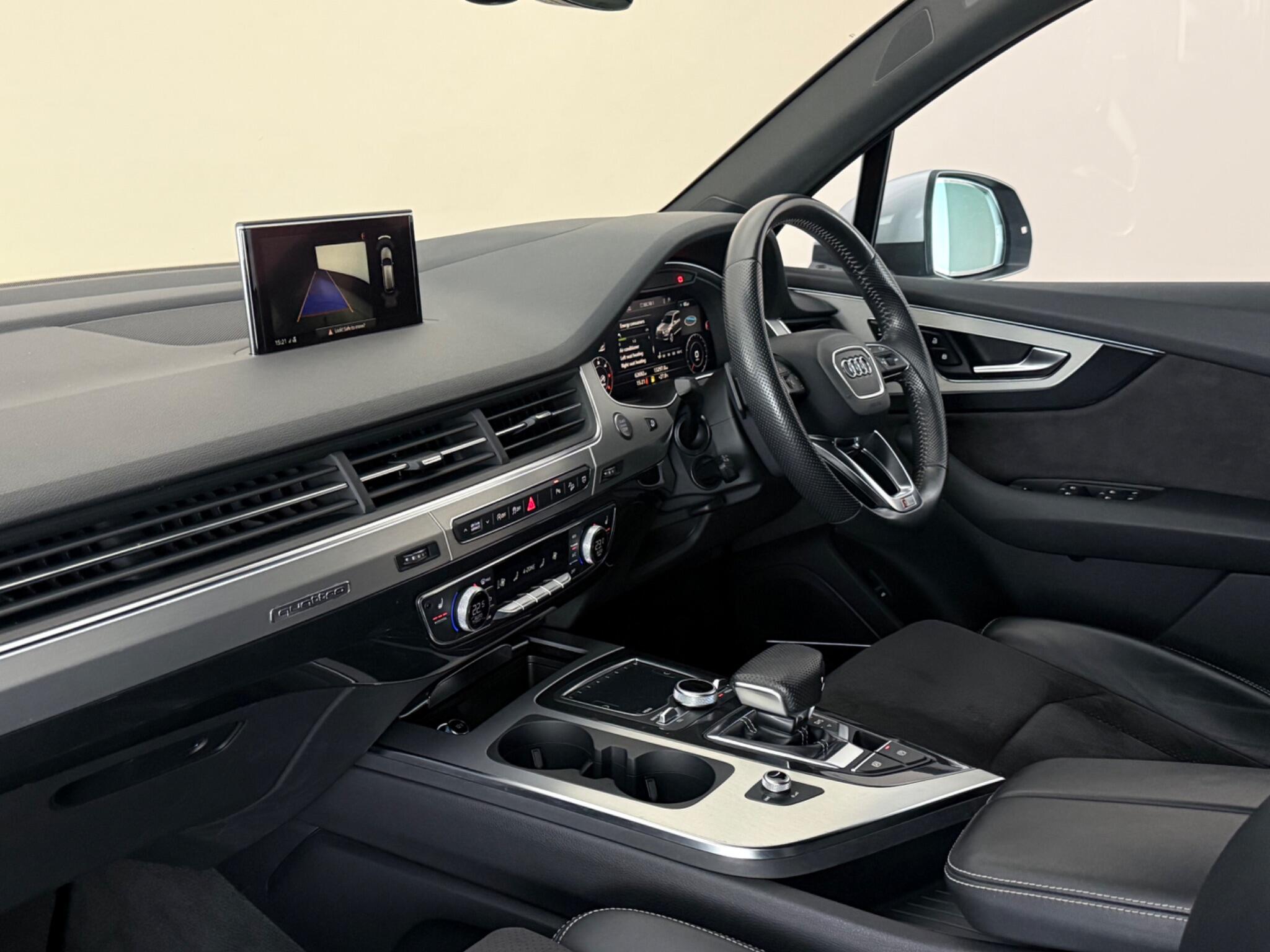 Audi Q7 view 4