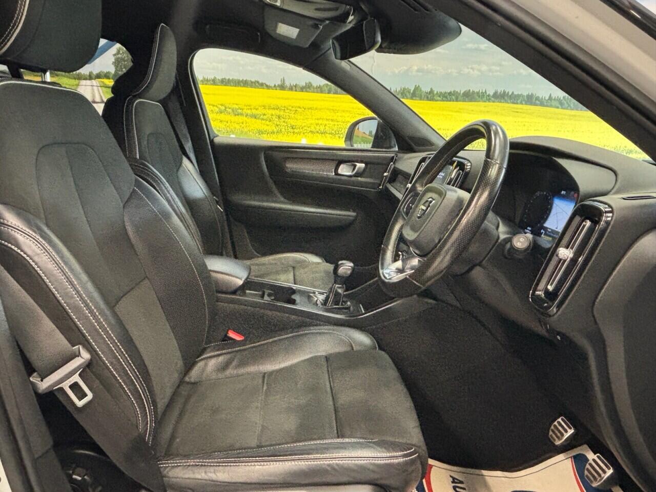 Volvo XC40 view 14