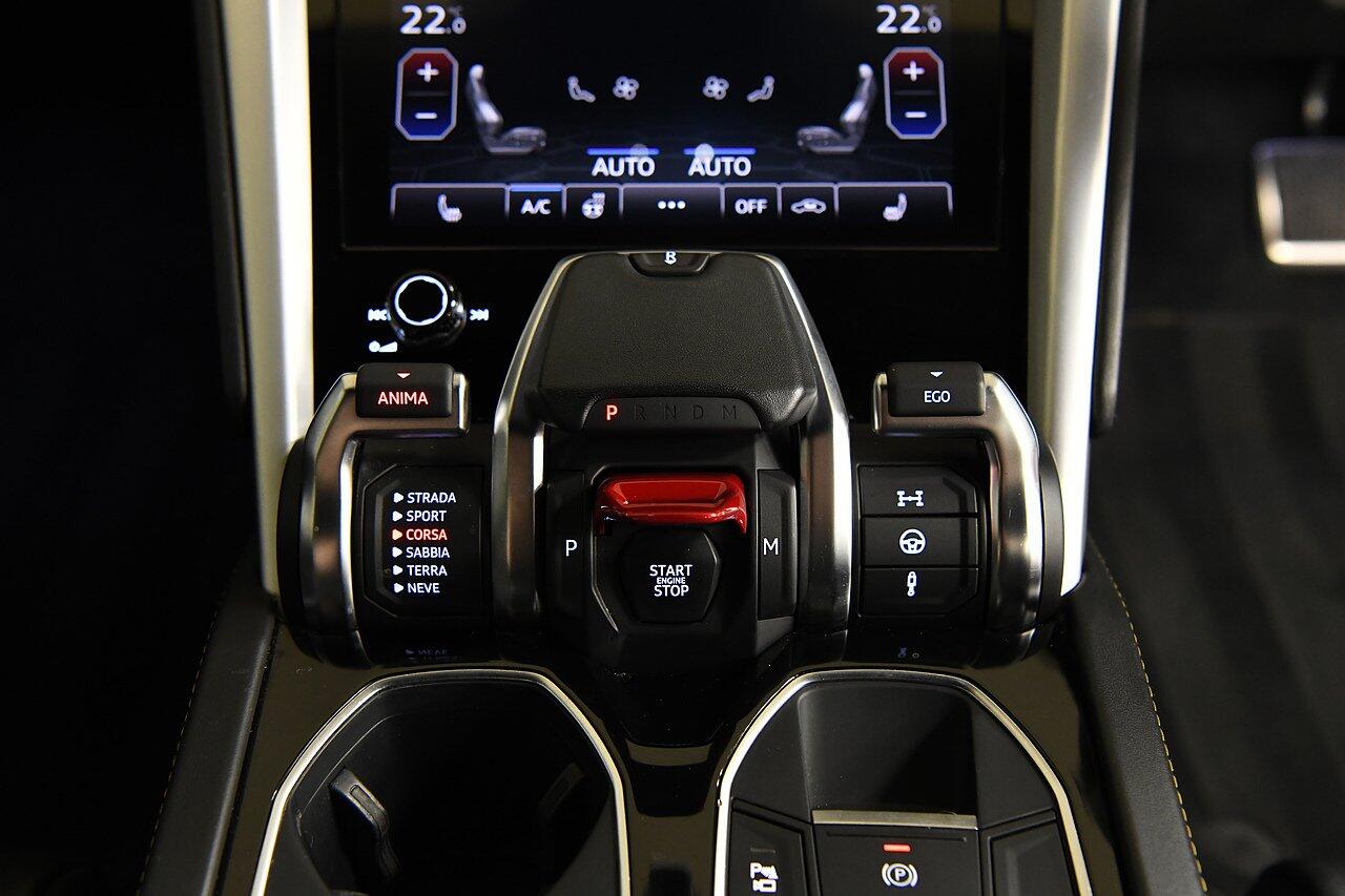 Lamborghini Urus view 13
