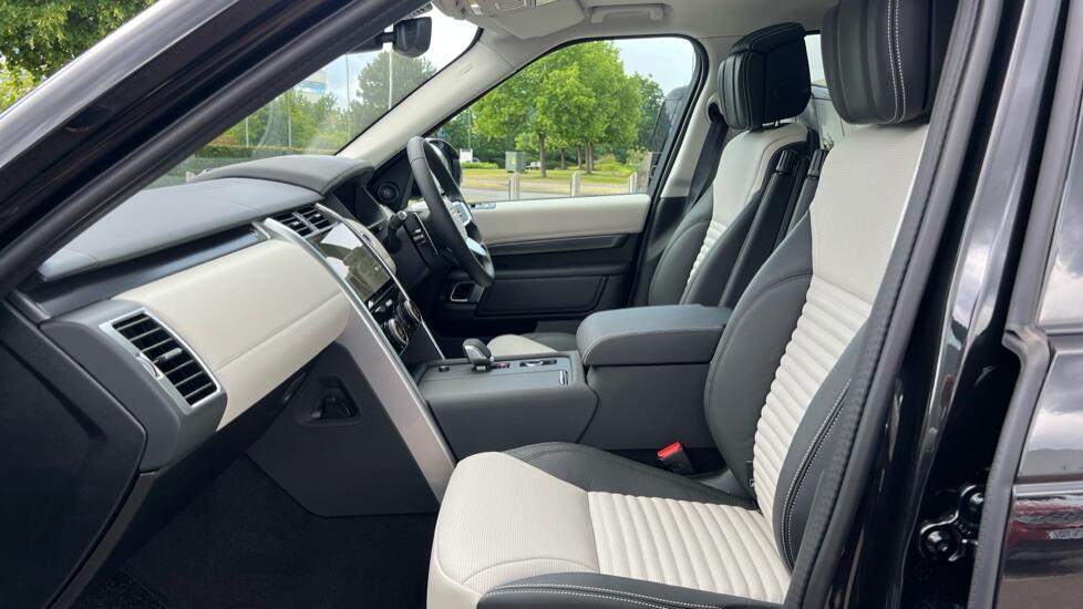 Land Rover Discovery view 3