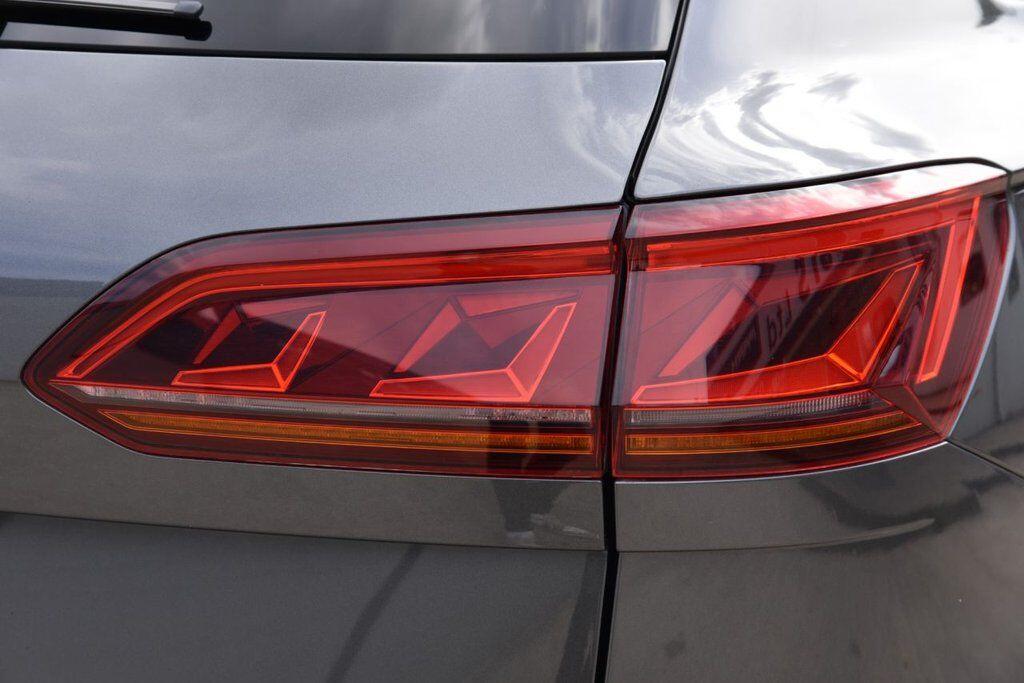 Volkswagen Touareg view 18