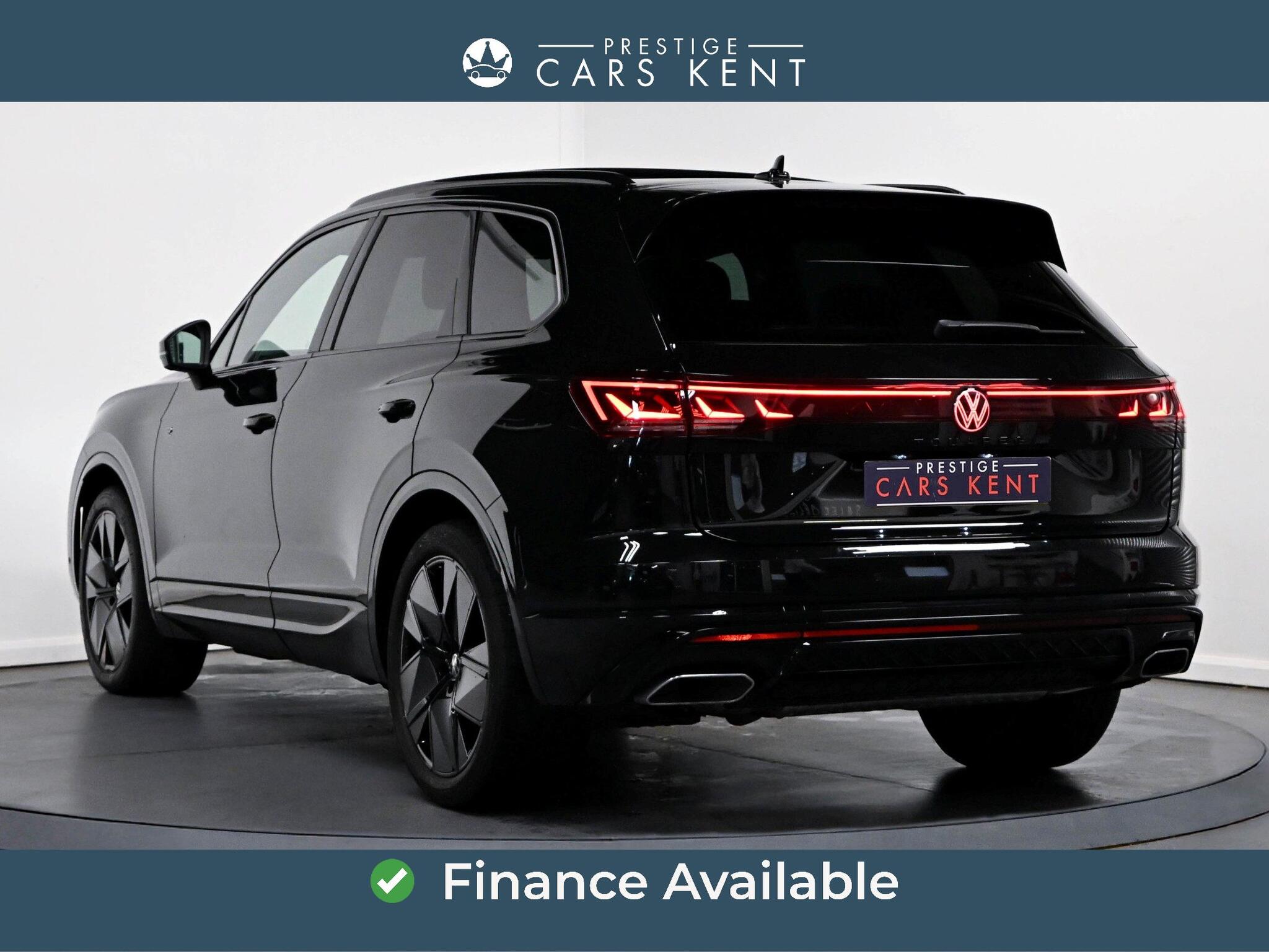 Volkswagen Touareg view 3