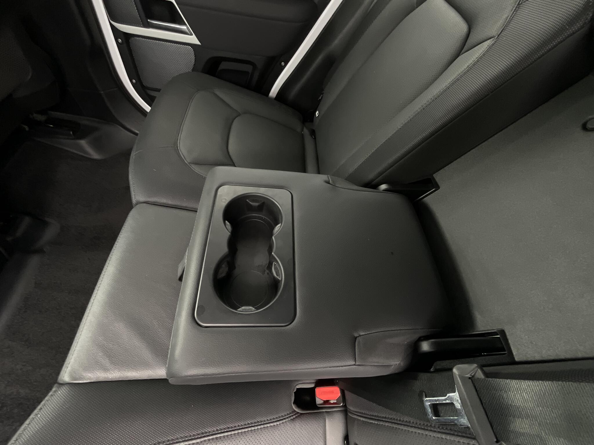 Land Rover Defender 110 view 16