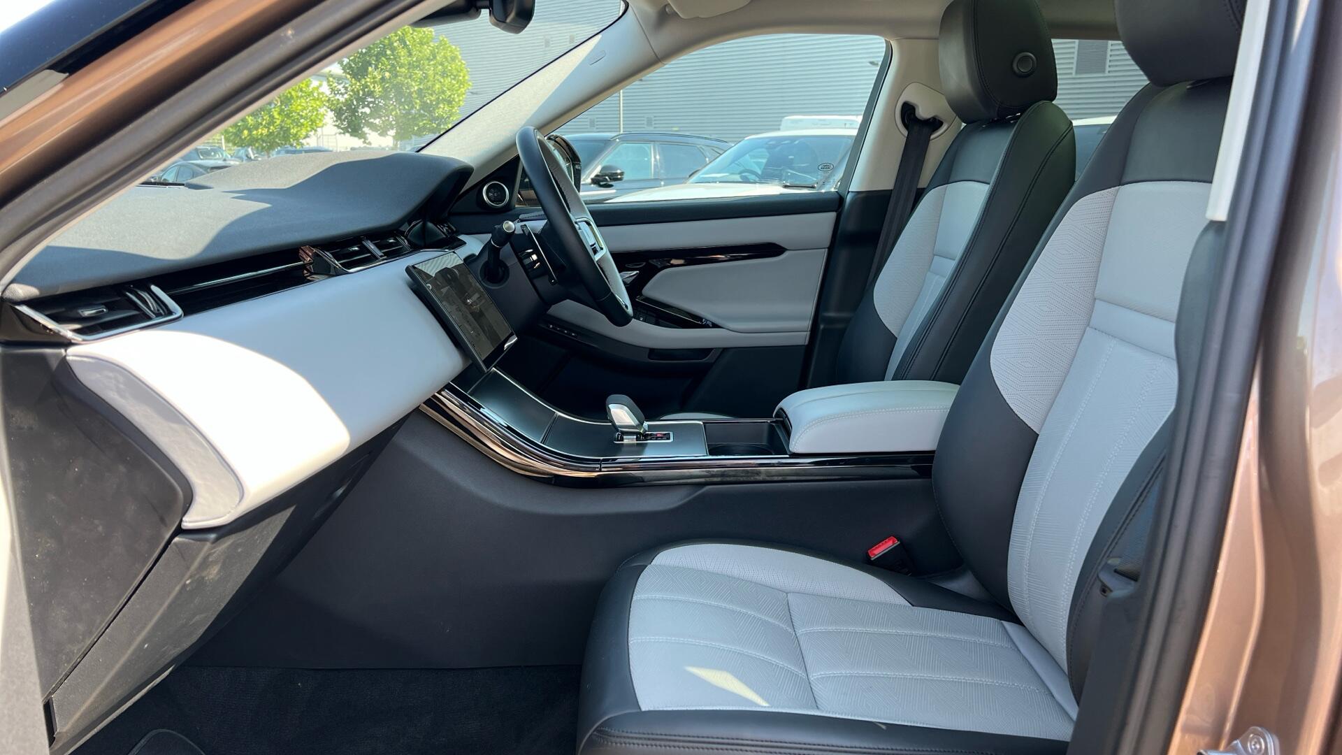 Land Rover Range Rover Evoque view 3