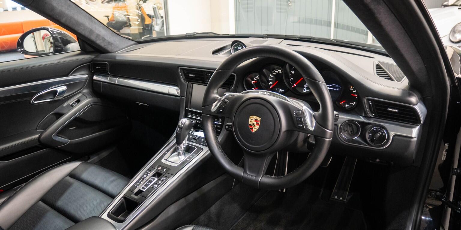 Porsche 911 view 13