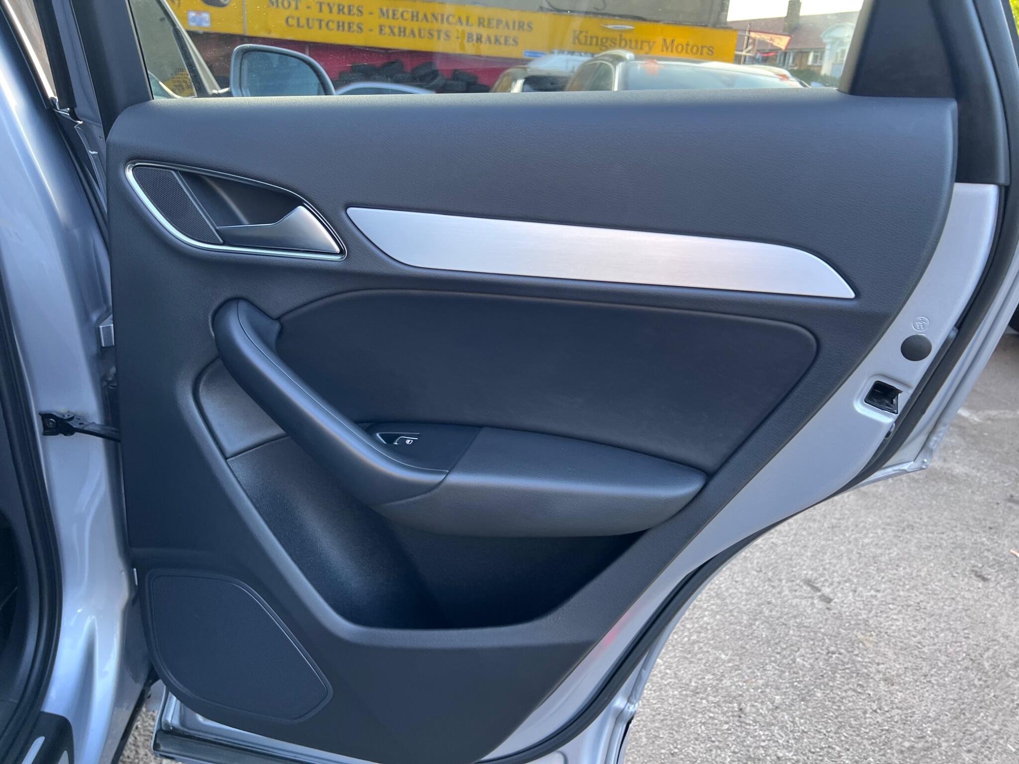 Audi Q3 view 31