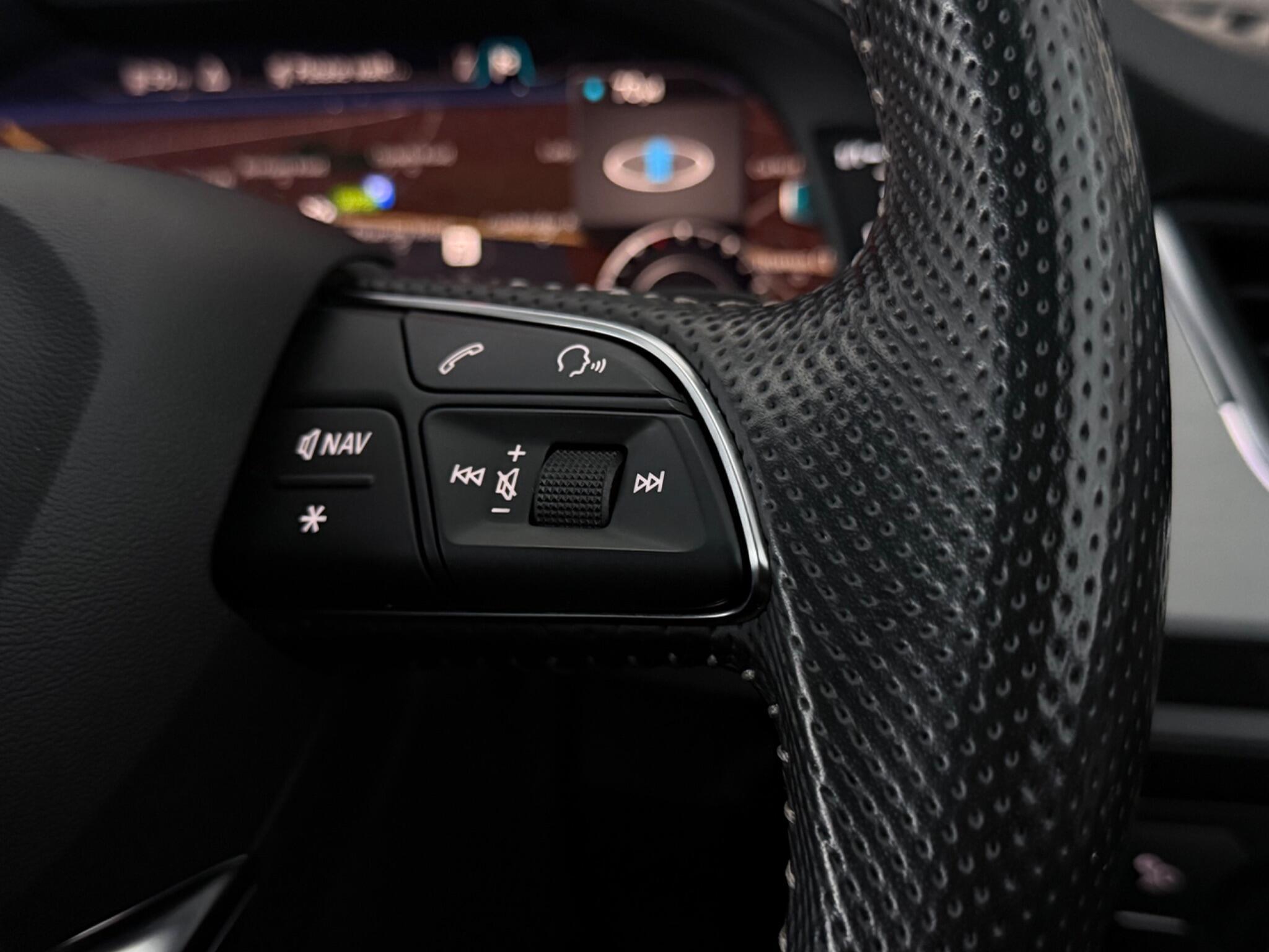 Audi Q7 view 17