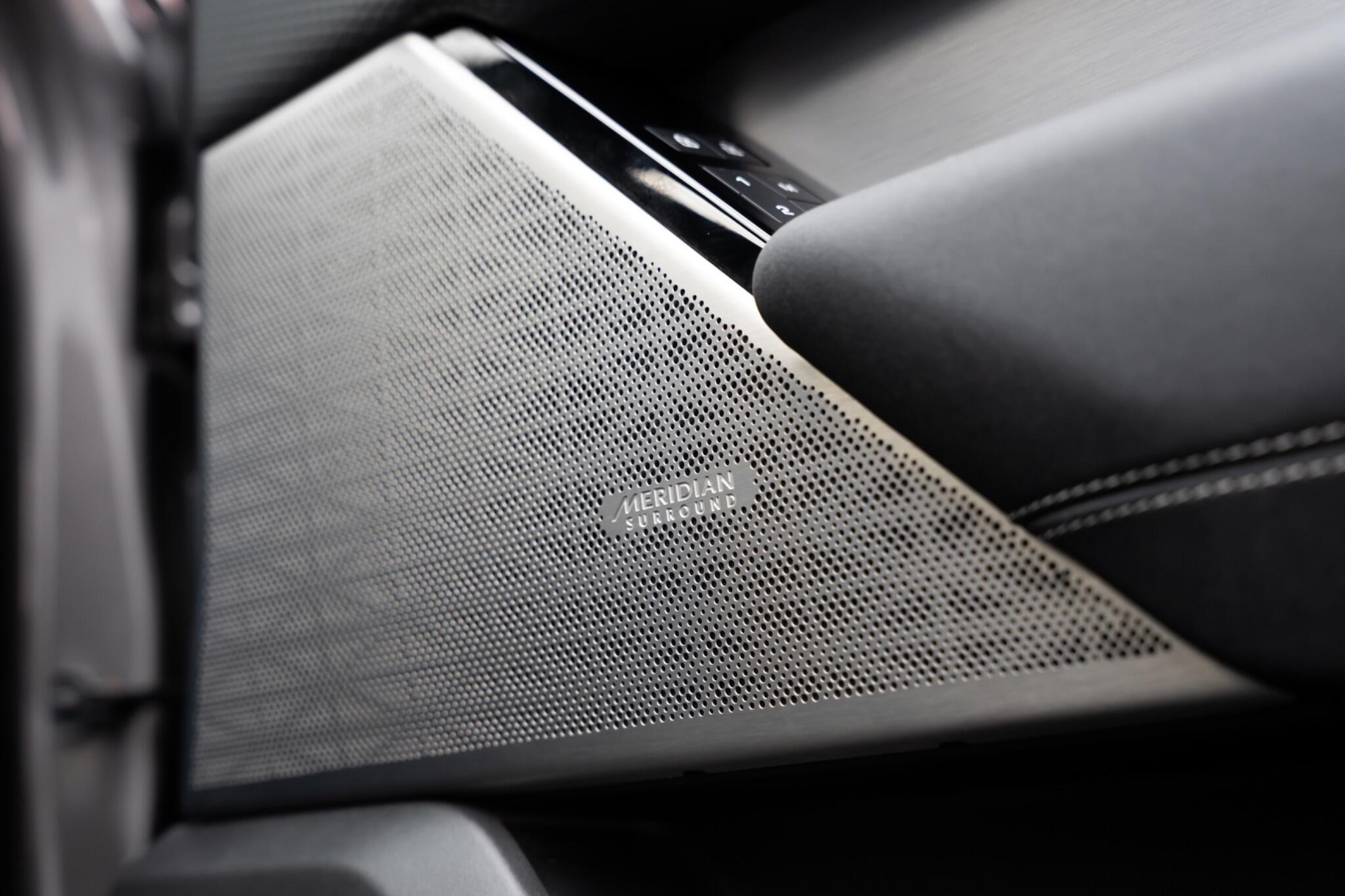 Land Rover Range Rover Velar view 11