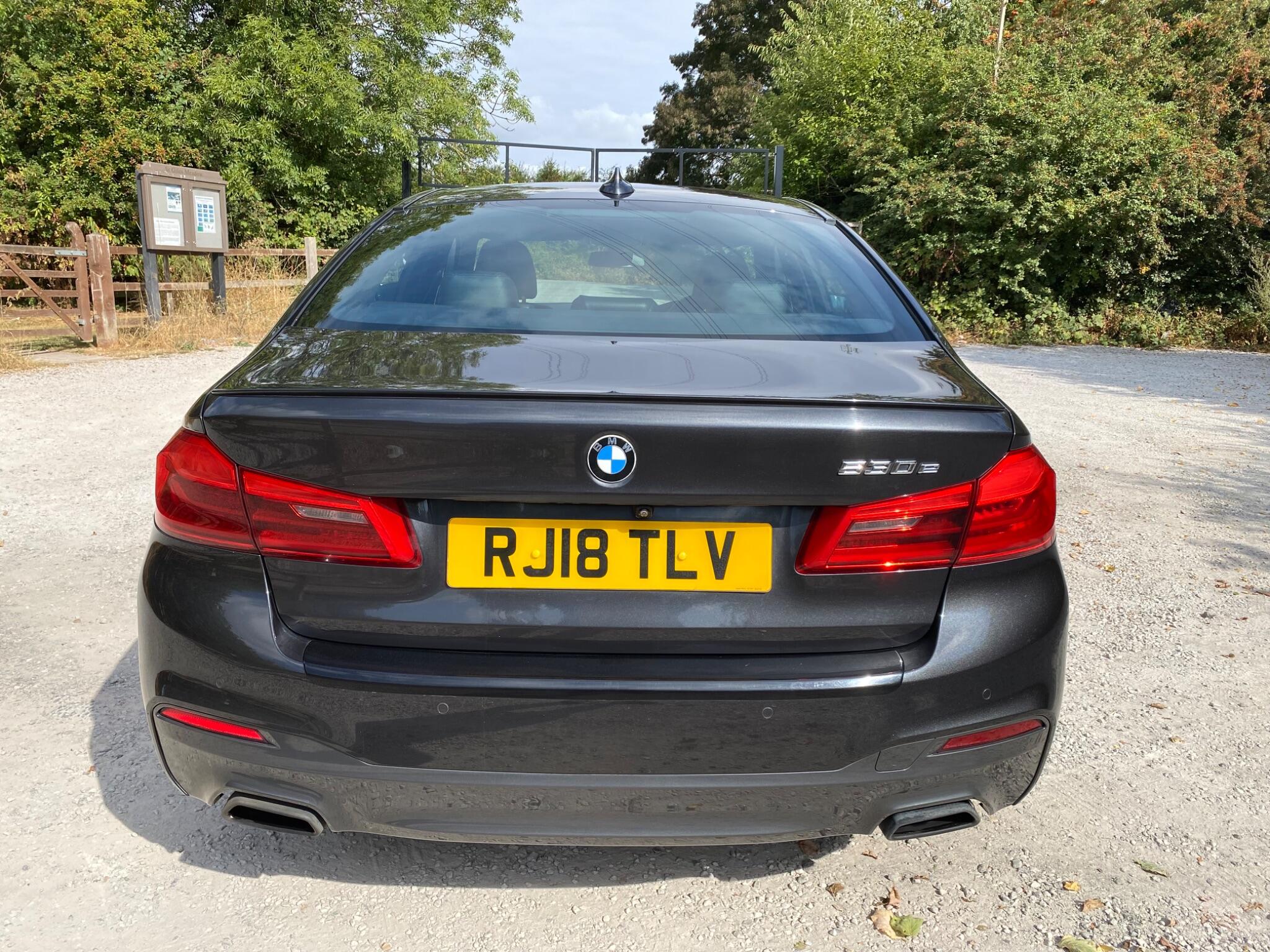 BMW 5 Series view 6