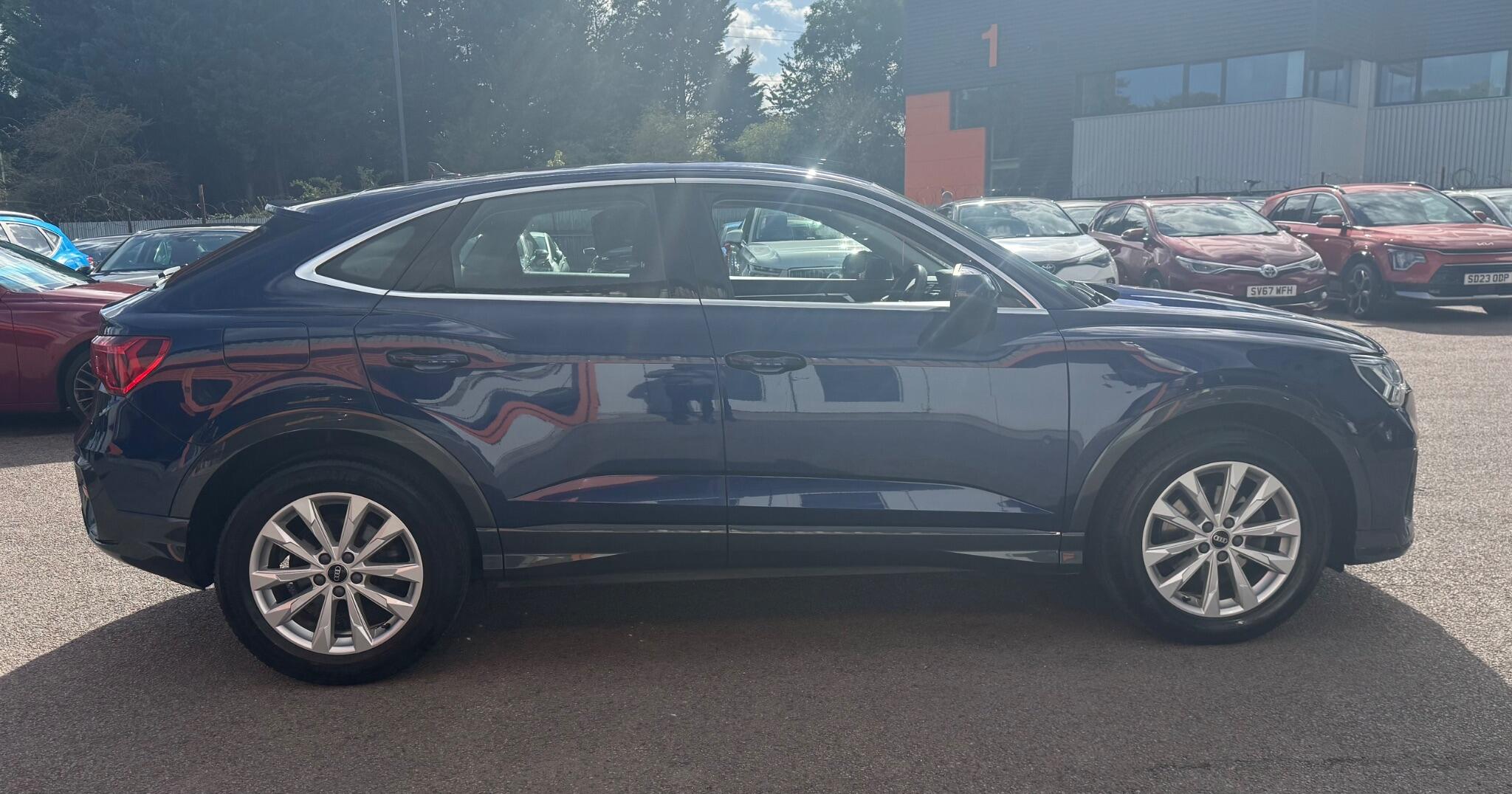 Audi Q3 view 8