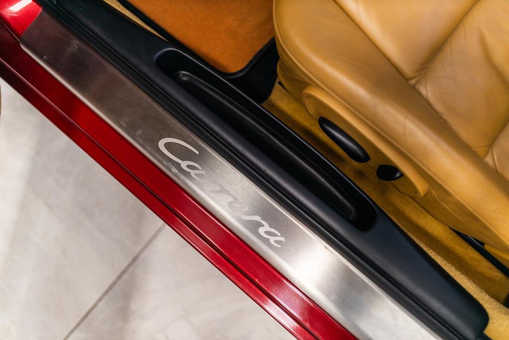 Porsche 911 view 28