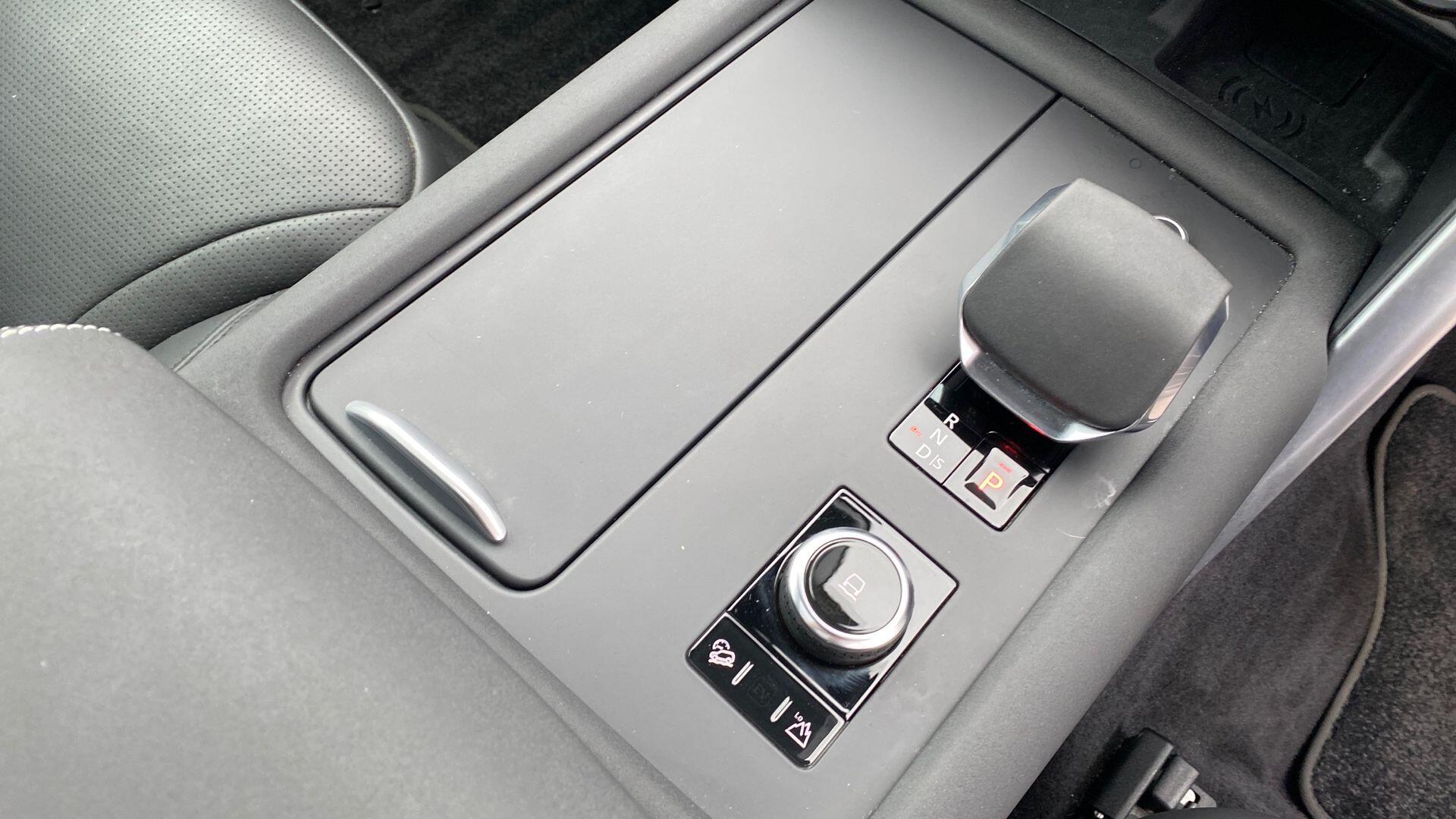 Land Rover Discovery view 13